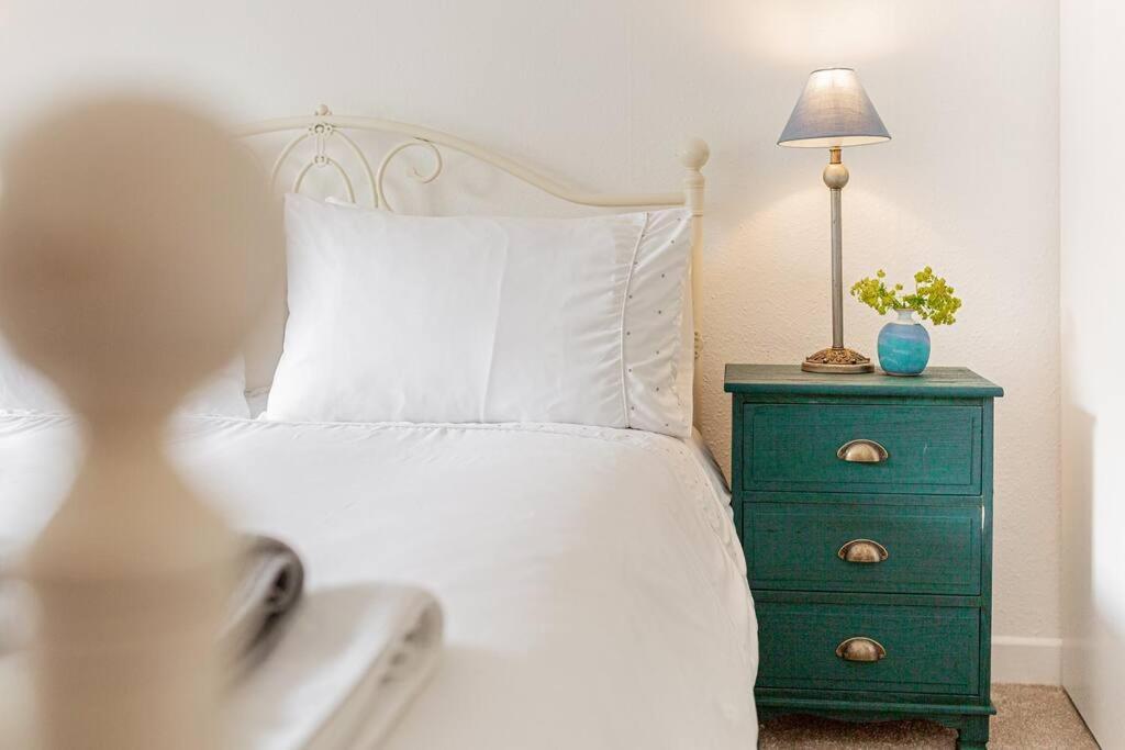 Light And Central Apartment Above Knead Bakery Tetbury Esterno foto