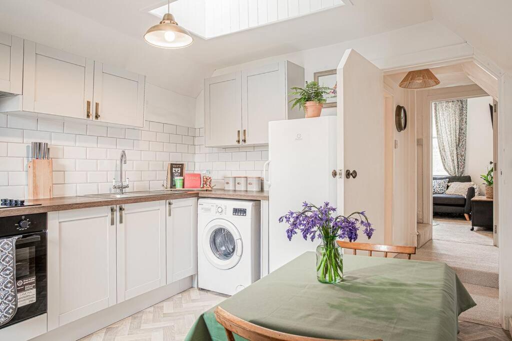 Light And Central Apartment Above Knead Bakery Tetbury Esterno foto