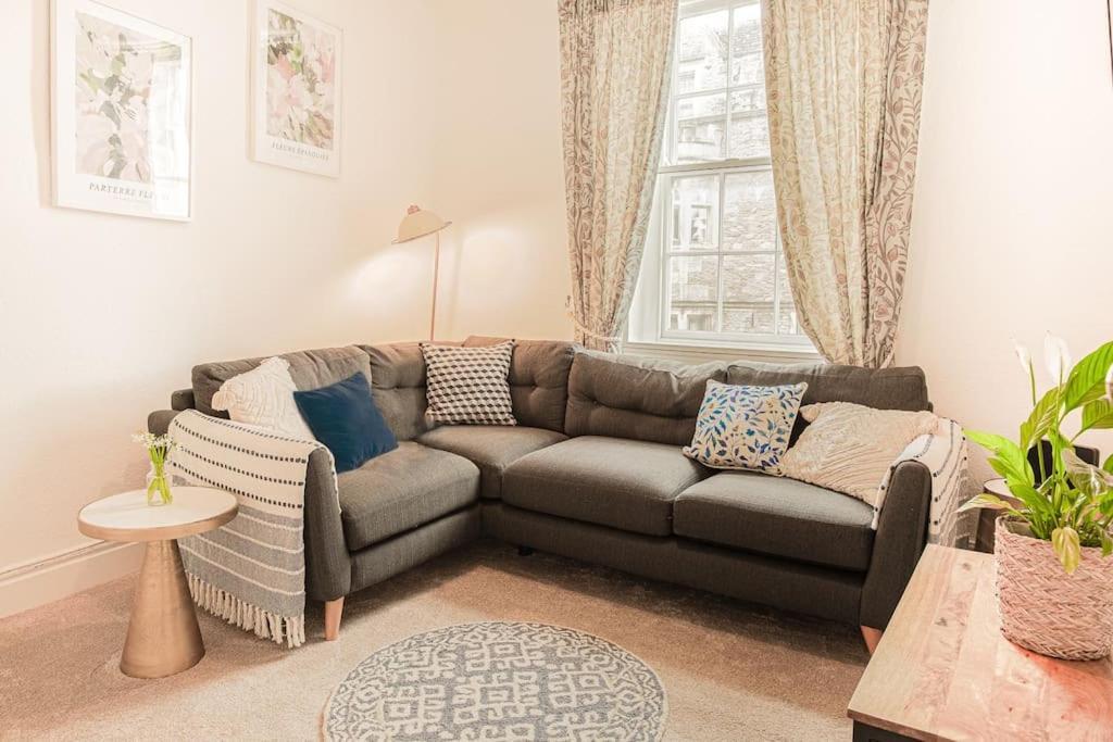Light And Central Apartment Above Knead Bakery Tetbury Esterno foto