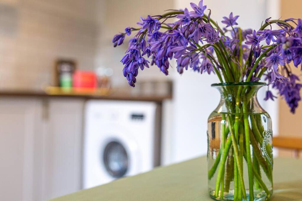 Light And Central Apartment Above Knead Bakery Tetbury Esterno foto