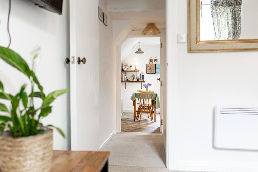 Light And Central Apartment Above Knead Bakery Tetbury Esterno foto