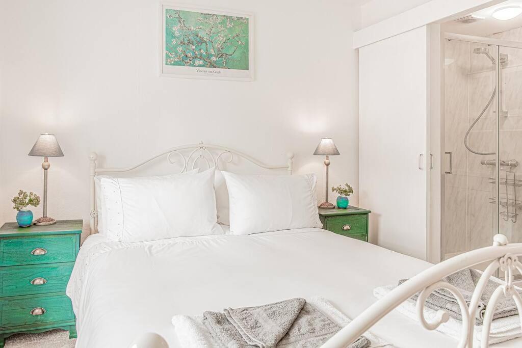 Light And Central Apartment Above Knead Bakery Tetbury Esterno foto
