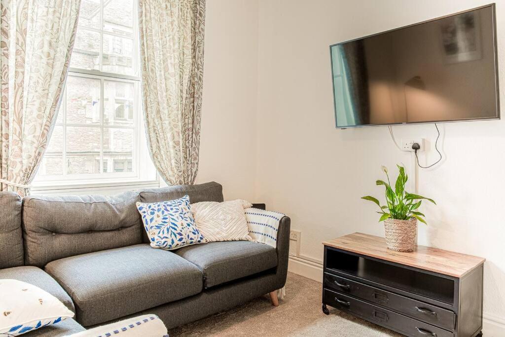 Light And Central Apartment Above Knead Bakery Tetbury Esterno foto