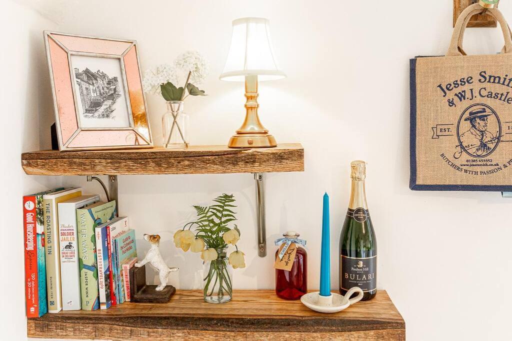 Light And Central Apartment Above Knead Bakery Tetbury Esterno foto