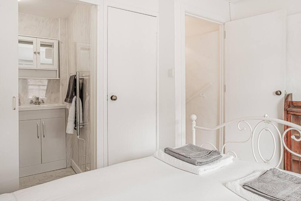 Light And Central Apartment Above Knead Bakery Tetbury Esterno foto