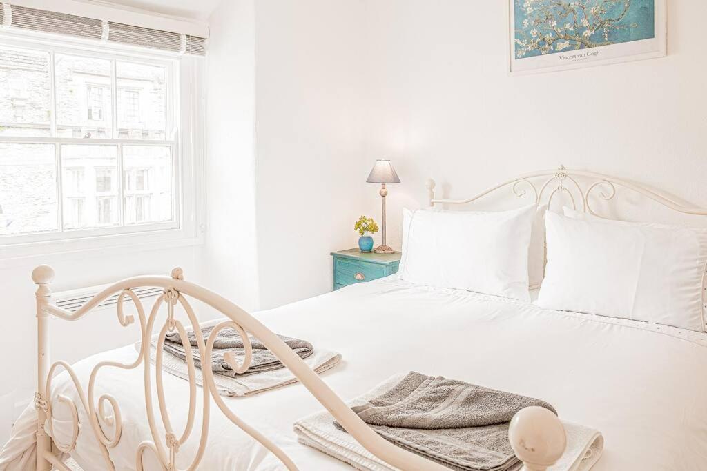 Light And Central Apartment Above Knead Bakery Tetbury Esterno foto